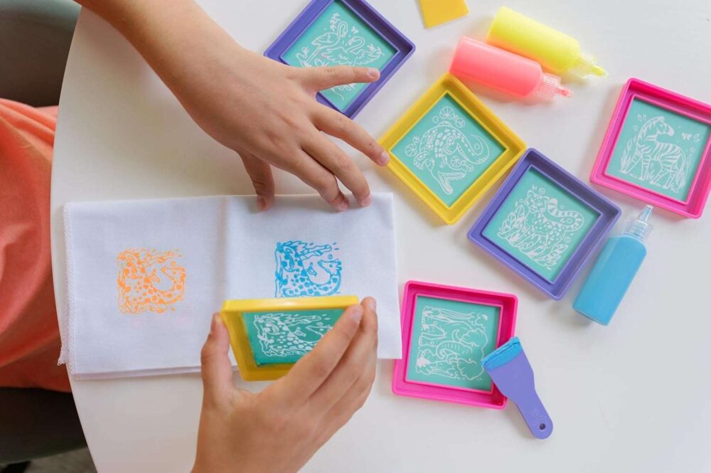 4M KidzMaker Easy to Do Screen Printing Kit - Image 5