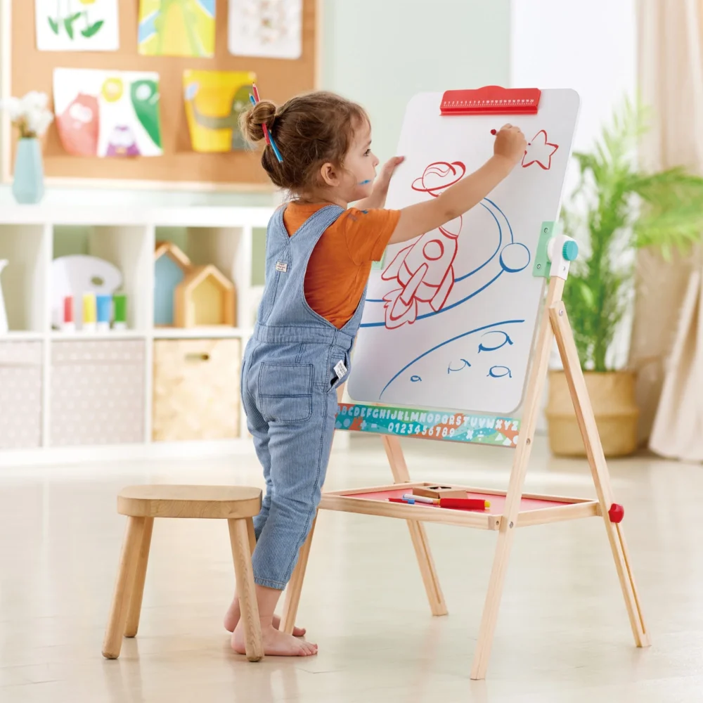 Hape - Standing Flip Flat 2 Sided Kids Artwork Easel - Image 4