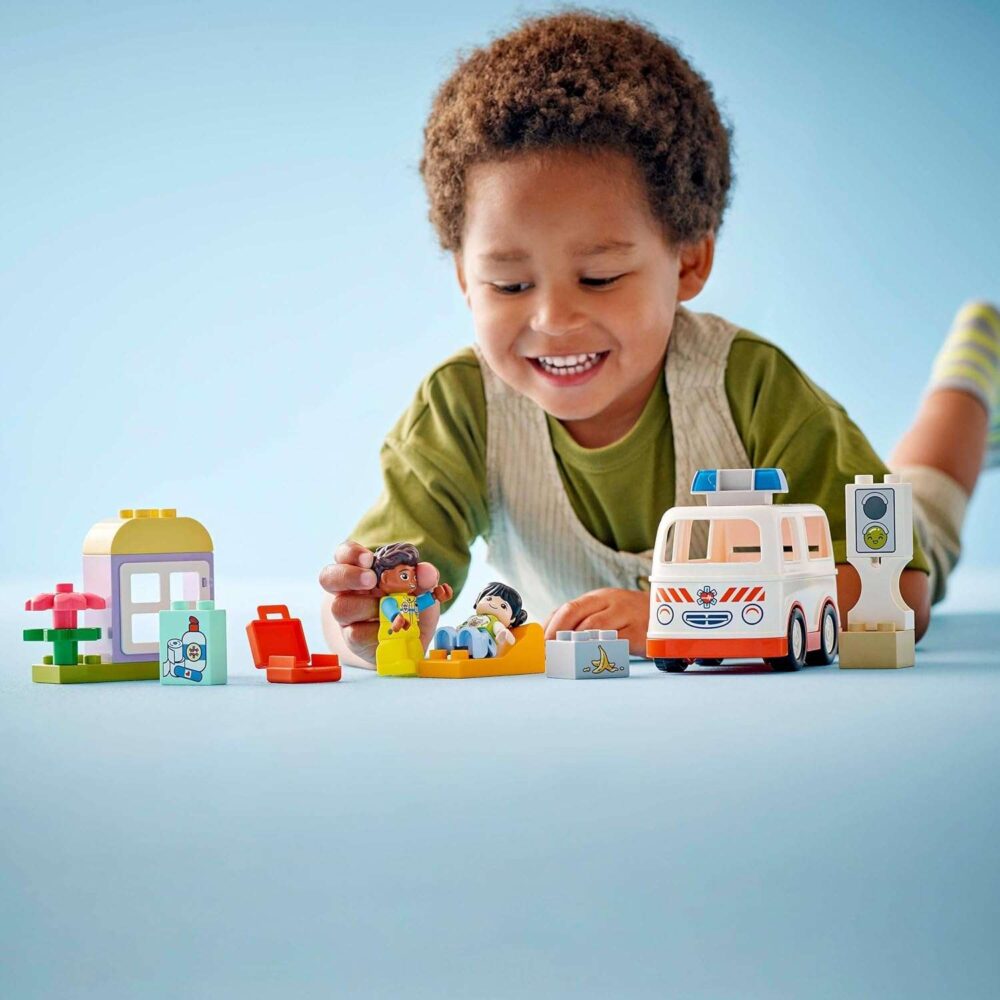 LEGO DUPLO Ambulance & Driver Set - Image 7