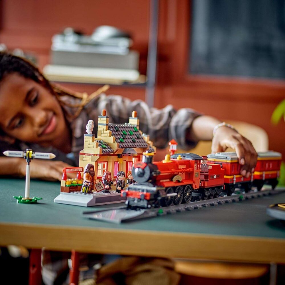 LEGO Harry Potter Hogwarts Express & Hogsmeade Station - Image 8